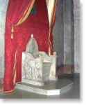 Avignon - Siege episcopal en marbre blanc du XIIe